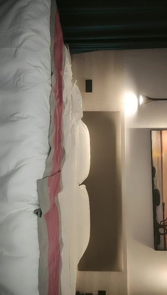 2021-9-30 91老憨寻花新人老哥约苗条少妇，舔背磨屁股服务一番，镜头前深喉口交，正入猛操后入撞击