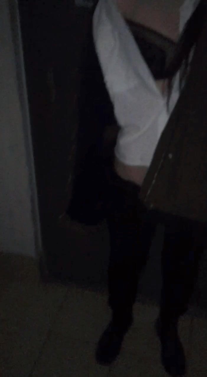 第一次在学校寝室旁露出，怕同学看到，惊险又刺激的校园、偷偷摸摸恋情