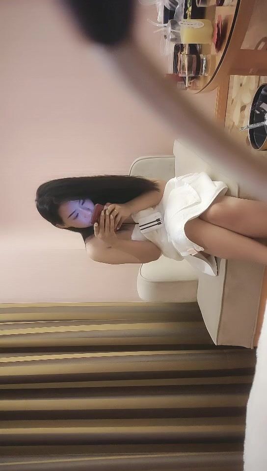 2021.10.2，【小马寻花】，万众期待，返场足疗红酒妹，沙发躺平休息，换上黑丝继续第二炮，呻吟不断，好一个尤物