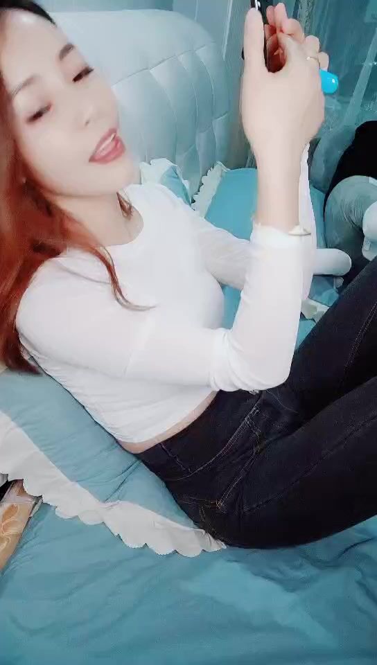 浪荡小骚妇-白色毛衣，紫色小树叶内衣，还抽着电子烟销魂隔着内裤手指撩骚逼逼，道具自慰