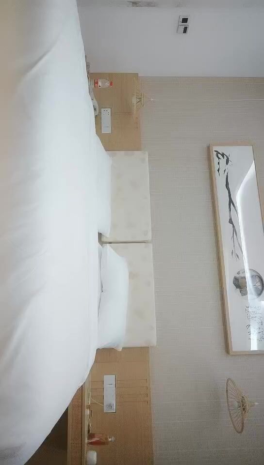 2021-10-3 利仔寻花深夜场牛仔裤大奶外围妹，换上网袜对着镜头按头深喉，揉穴特写穿着高跟鞋 ，侧入抽插猛