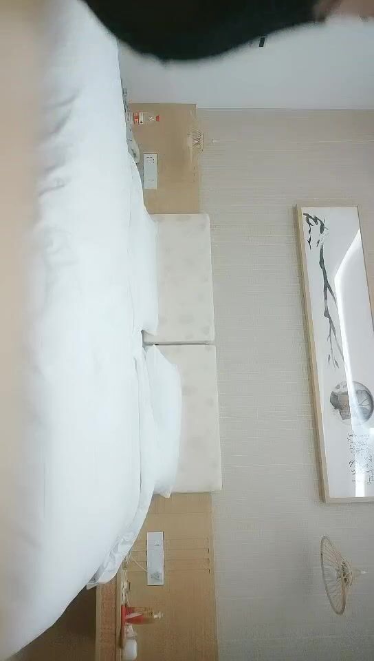 2021-10-3 利仔寻花约高端大奶网红外围美女 ，极品大长腿连体丝袜 ，特写舔屌口活一流 ，双腿肩上扛侧入猛操