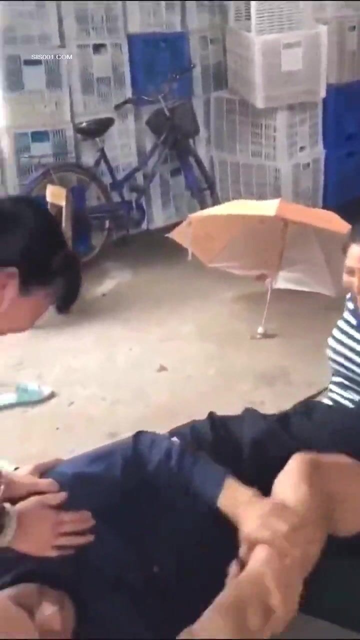 农村大妈真的太疯狂叫了儿媳扒老头子的裤子看鸡鸡 大爷也不傻专扒儿媳的衣服 乘机摸逼摸奶