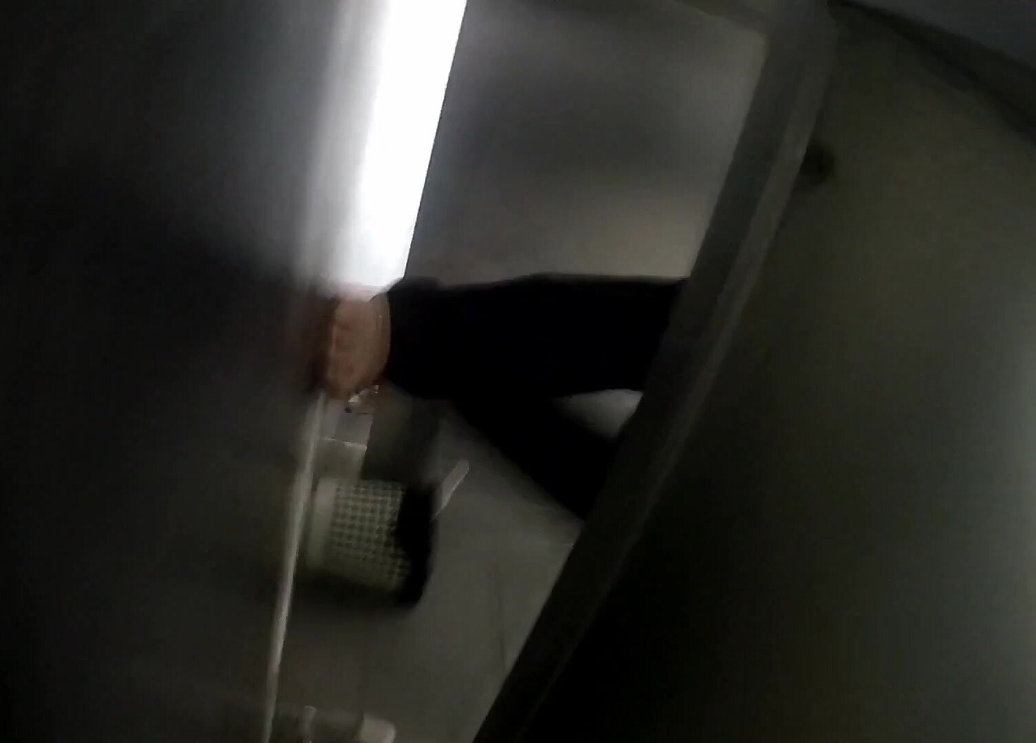 大神潜入 单位女厕偷拍 制服美女同事的小黑B