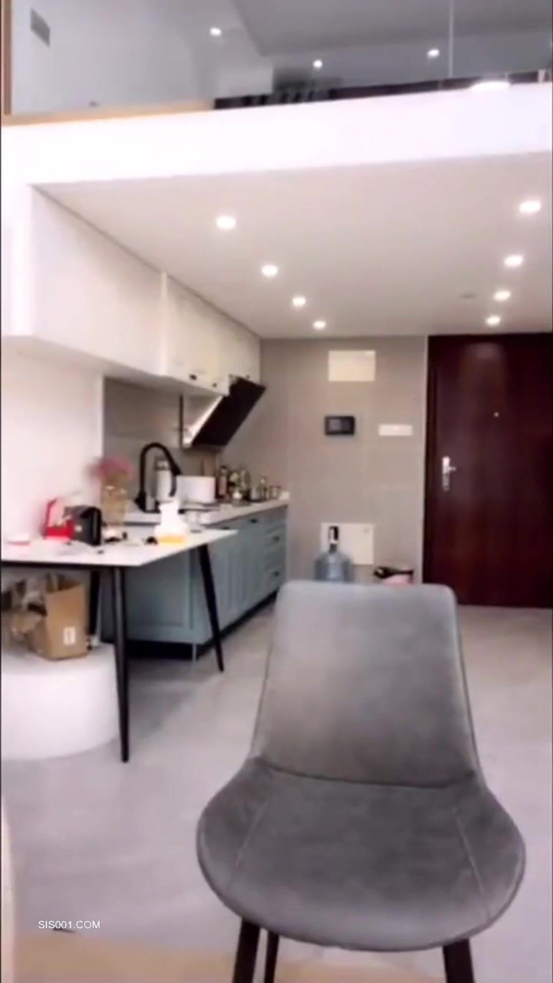 精选美女走光系列 端庄气质美女调试镜头全程走光全然不知 拿起手机看到自己奶子为时已晚 好尴尬