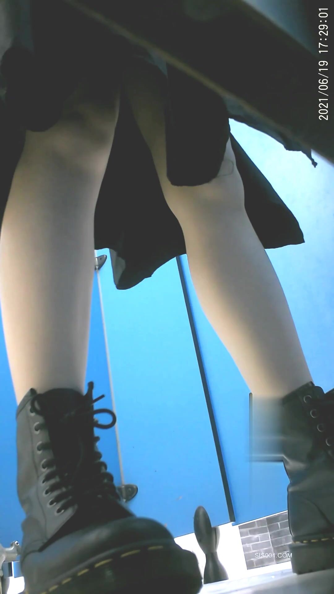 最新精选全镜偷窥高颜值美女嘘嘘 身材苗条 逼毛浓密 真心养眼