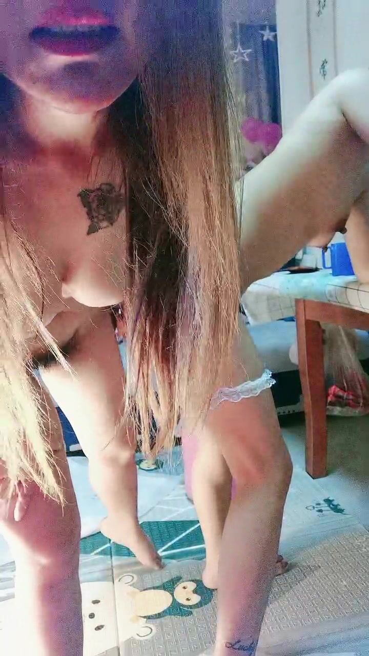 颜值小少妇激情草闺蜜，全程露脸激情姐妹花大秀，揉着奶子顶着道具激情抽插骚闺蜜，浪叫呻吟表情好骚啊刺激