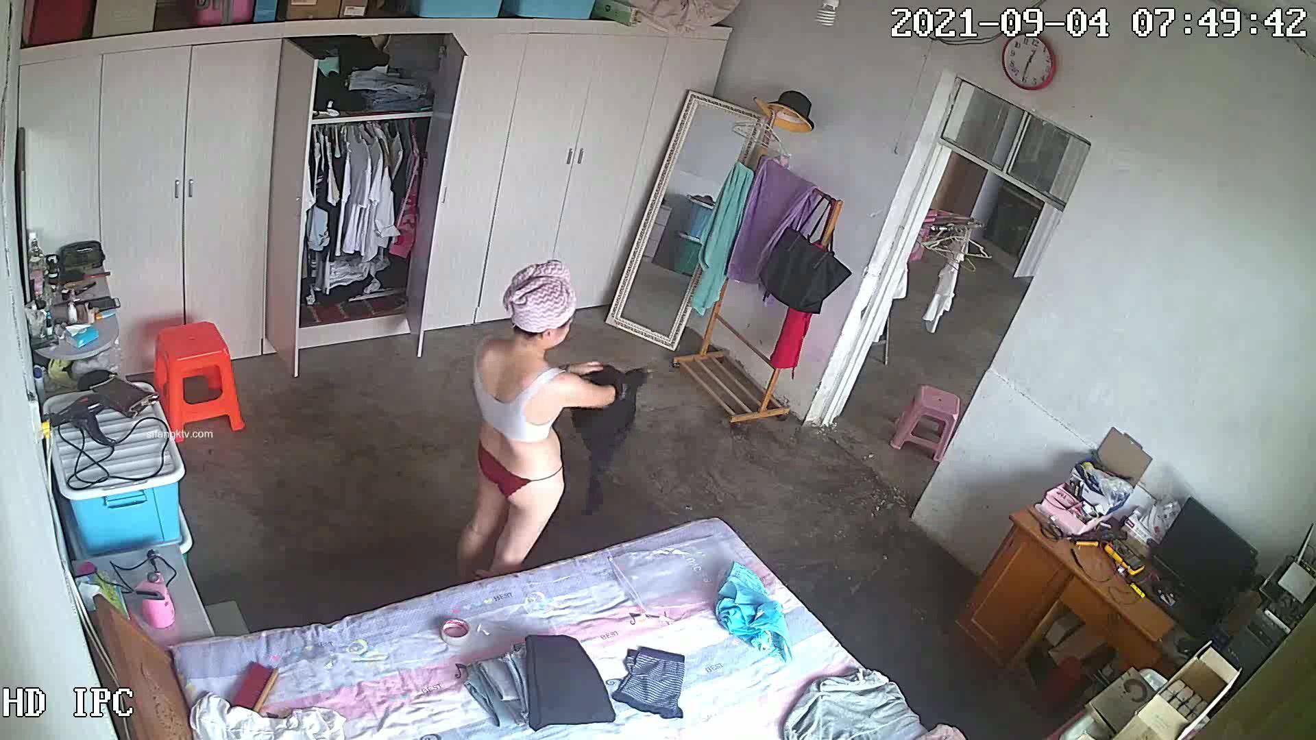 2021九月最新流出黑客破解网络摄像头邻居性感少妇家里日常更换衣服