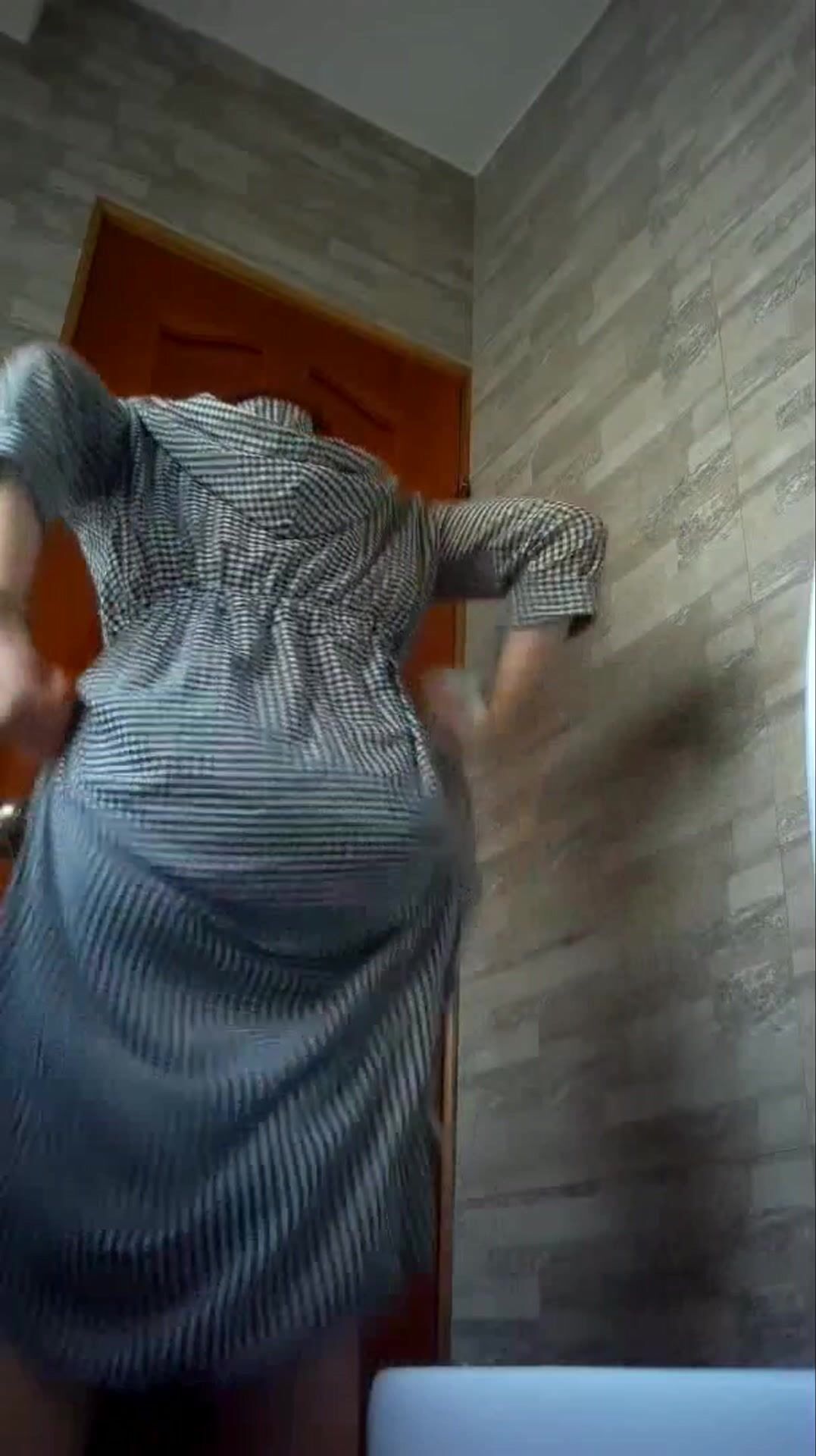 《精品 合集》国内某景区公共女卫生间刁钻视角高清全景偸拍好多年轻气质漂亮小姐姐方便有几个极品BB看的好激动23V全2