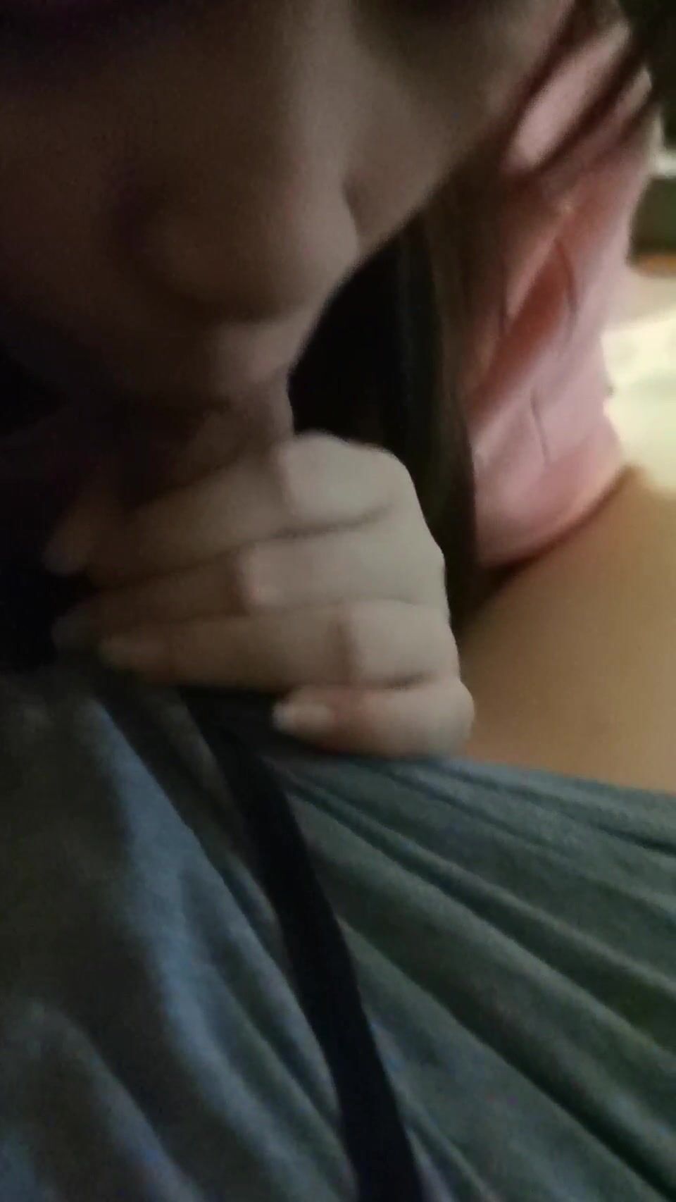 万达超市导购小美女，客厅等候她下班，鸡巴贼硬，小嘴给舔的好舒服，精液爆浆涌出！