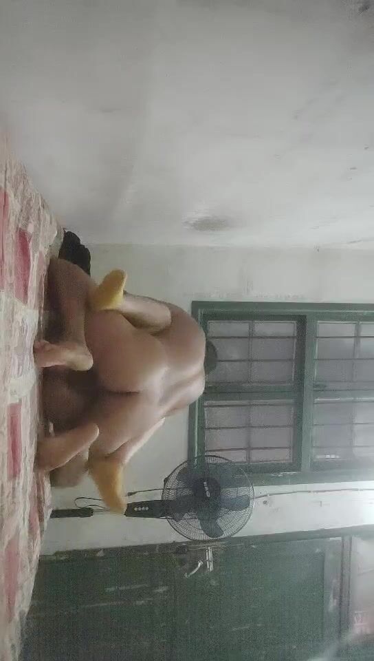 《农民工探花》下午探鸡窝不带套搞了两个卖淫女一瘦一胖，瘦的是刚入行的直言受不了农民哥长时间搞