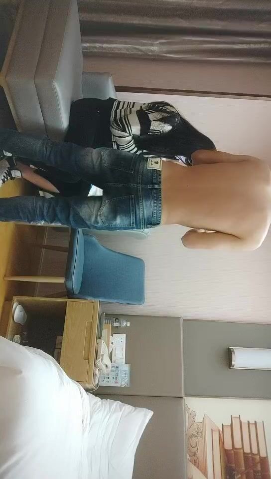 2021.10.6，【浪利战神】，探花打桩机，3000网约极品外围女神，大长腿高颜值，被大屌干得捂着肚子求饶