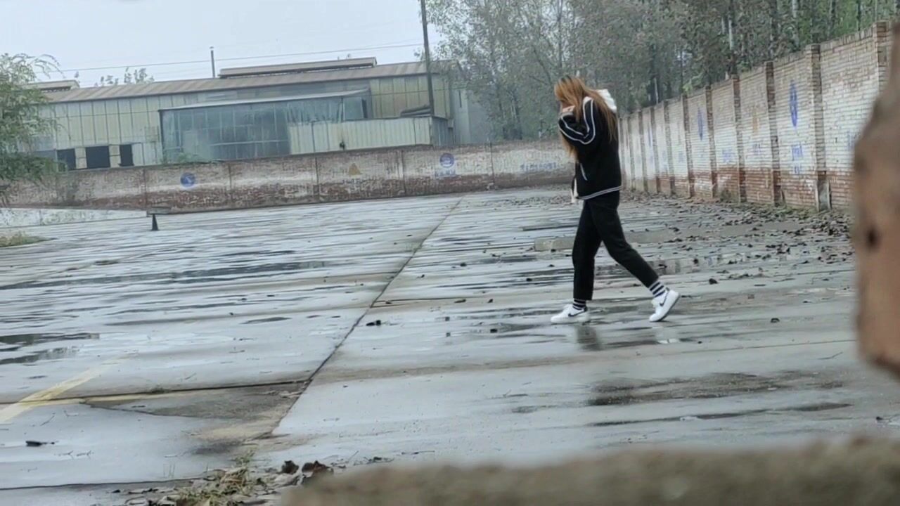 新手上路去驾校学开车发现个宝地练车场简陋沟厕冒雨偷拍女学员尿尿