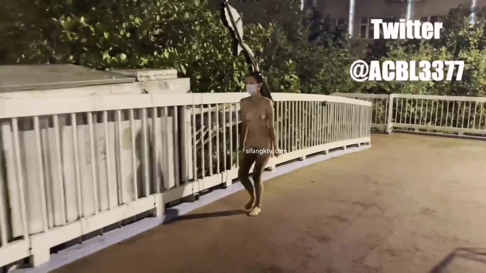 最新流出户外露出淫妻大神▌菠萝 ▌大马路 乡村 天桥 公车站 电梯放飞自我 偷偷露出相当紧张刺激2V2