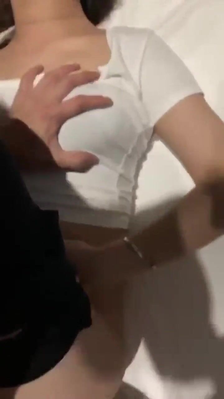 酒吧带回的小美女酒惺惺衣服没脱就被操了 无毛小鲍鱼粉粉的操真特舒爽