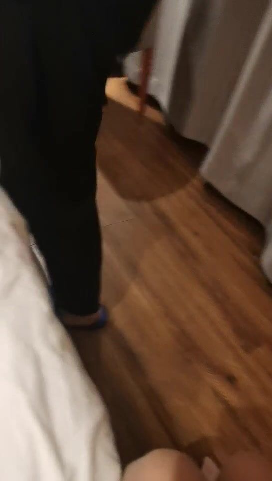 极品大奶少妇全程露脸勾搭按摩小哥，让小哥揉大奶子玩弄骚穴，开档丝袜口交大鸡巴好骚啊，多体位爆草抽插