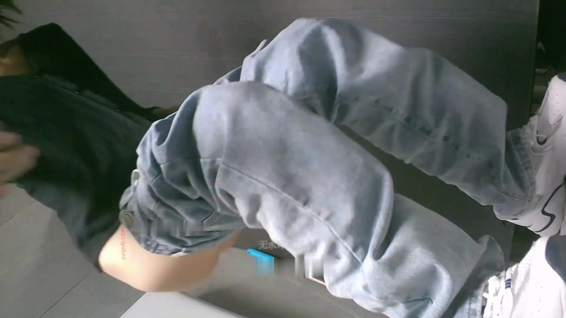 2021十月最新流出厕拍大神潜入奶茶店女厕平角全景偷拍几个年轻美女嘘嘘1080P高清版