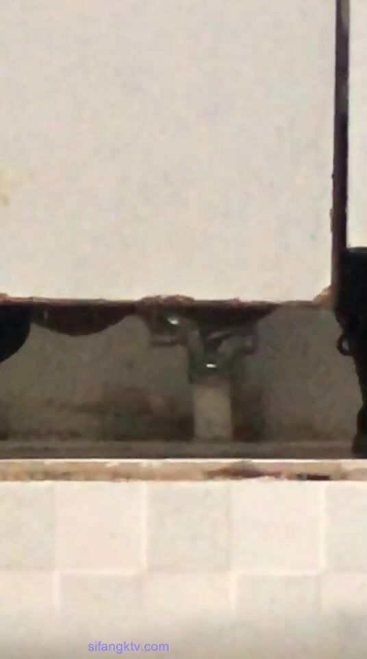 《魔手 外购》胆量惊人的厕拍大神潜入国内某高校女厕所蹲坑守候隔板缝中连续TP好多学生妹课间方便靓妹不少哇25V1