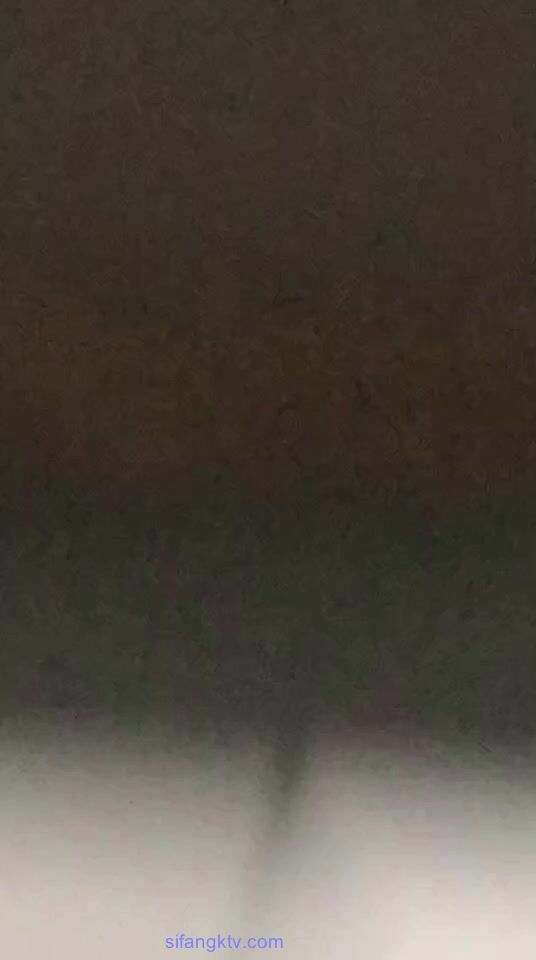 《魔手 外购》胆量惊人的厕拍大神潜入国内某高校女厕所蹲坑守候隔板缝中连续TP好多学生妹课间方便靓妹不少哇25V3