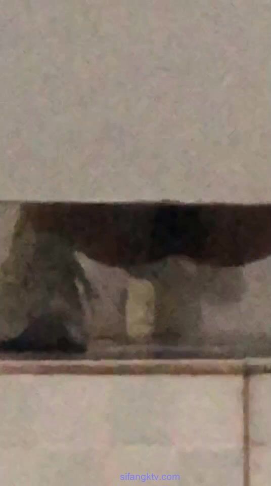 《魔手 外购》胆量惊人的厕拍大神潜入国内某高校女厕所蹲坑守候隔板缝中连续TP好多学生妹课间方便靓妹不少哇25V6