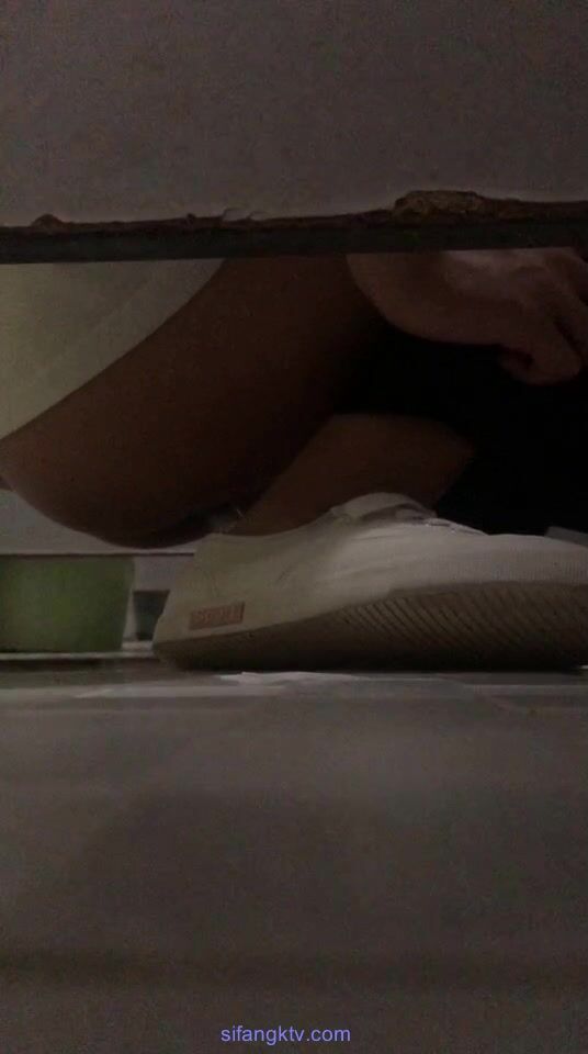 《魔手 外购》胆量惊人的厕拍大神潜入国内某高校女厕所蹲坑守候隔板缝中连续TP好多学生妹课间方便靓妹不少哇25V7