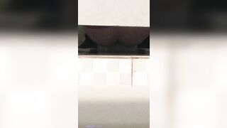 《魔手 外购》胆量惊人的厕拍大神潜入国内某高校女厕所蹲坑守候隔板缝中连续TP好多学生妹课间方便靓妹不少哇25V4