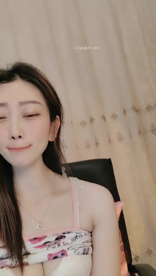 颜值爆表的女神！【糖卷卷】气质极其高，扛不住土豪大哥金钱的诱惑，满分大白兔，让人看了流口水