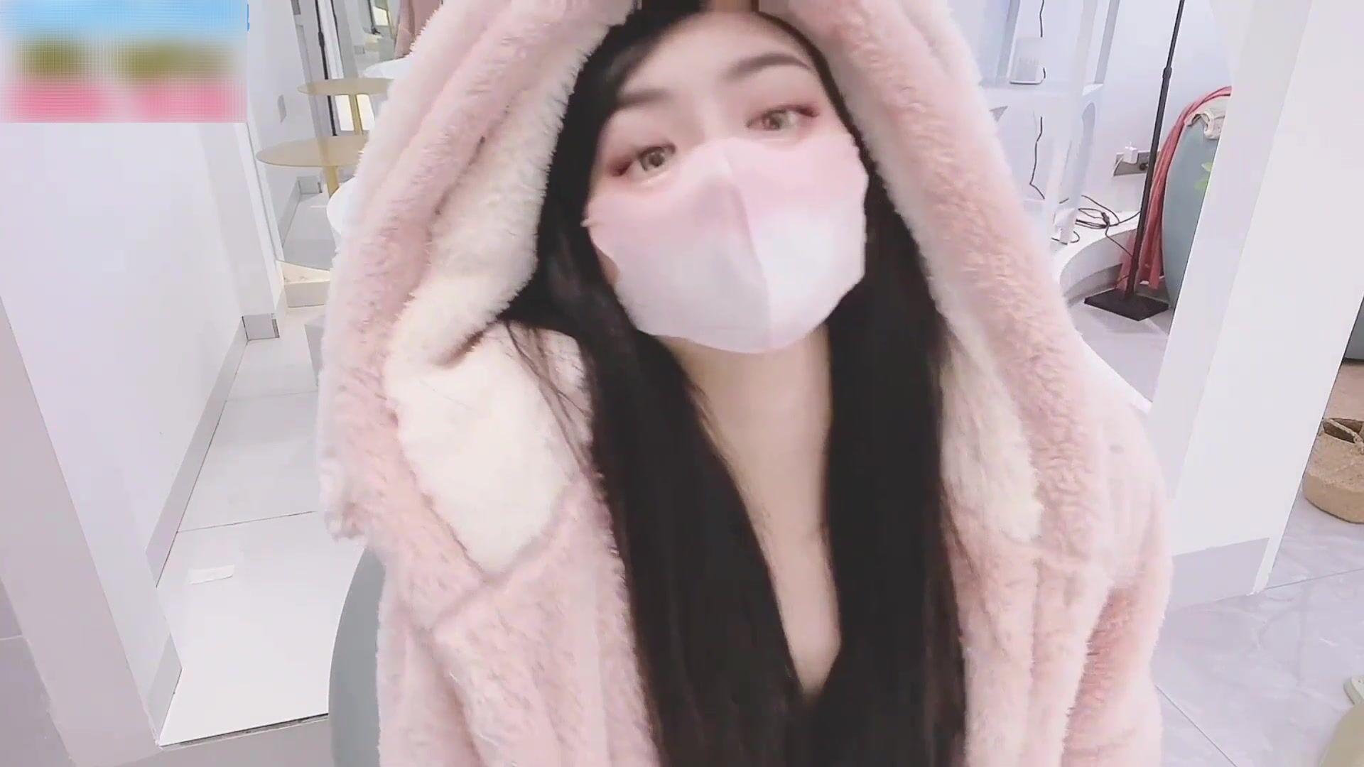 半推半就终于把清纯女神给操了 校园女神清纯靓丽的外表下有一颗淫荡的心 娇嫩小蜜穴淫水好多