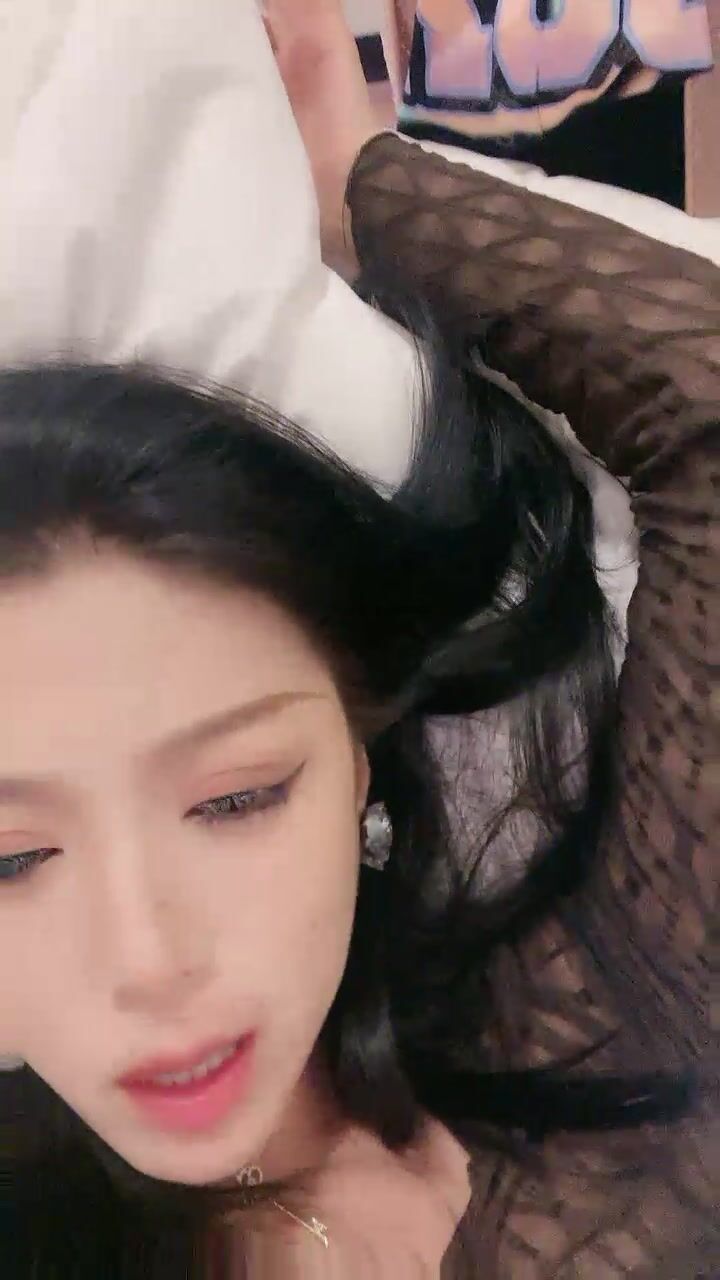 极品尤物车模下海！在床上超级骚！性感吊带丝袜美腿，特殊视角爆操骚穴，骑乘位上下猛砸