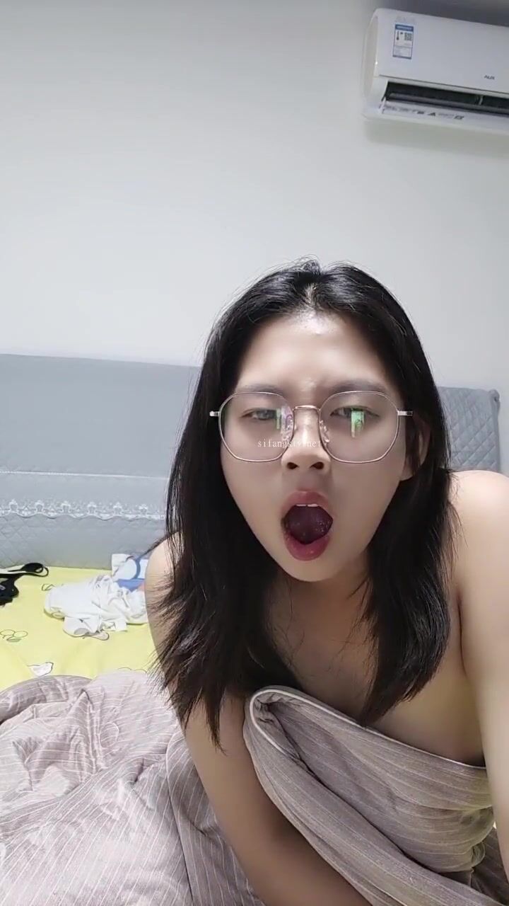 新人~真实在校生【性感美芽】私人宿舍~全裸扒穴~洗澡，为了赚下学期的学费也是拼了 性感美伢1