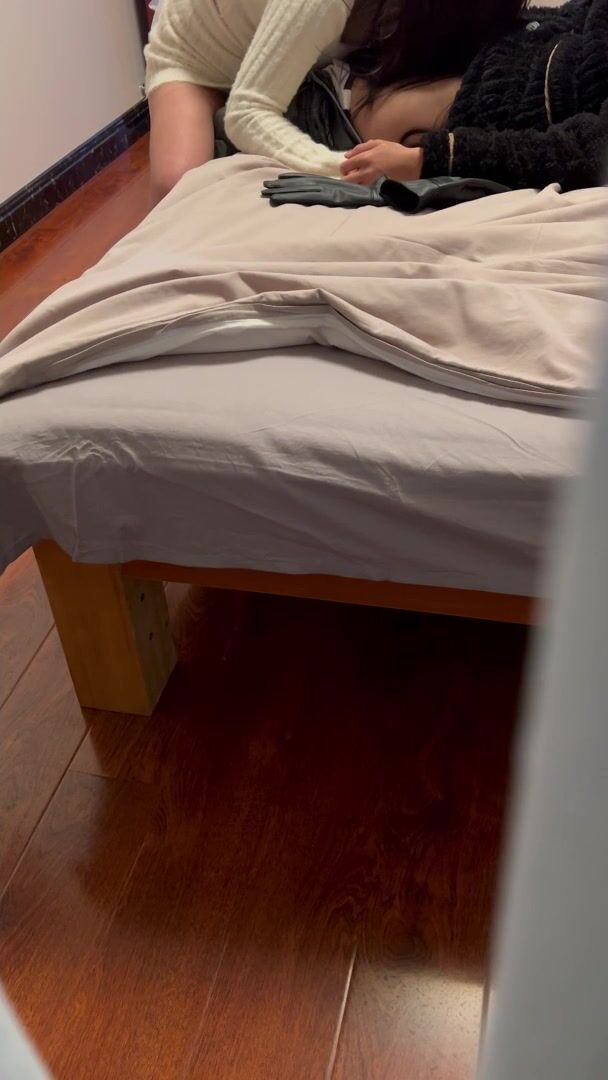 惊现无法满足老婆的绿帽大神??利诱老婆不穿内裤勾引外卖小伙做爱 最后冲刺竟摘套