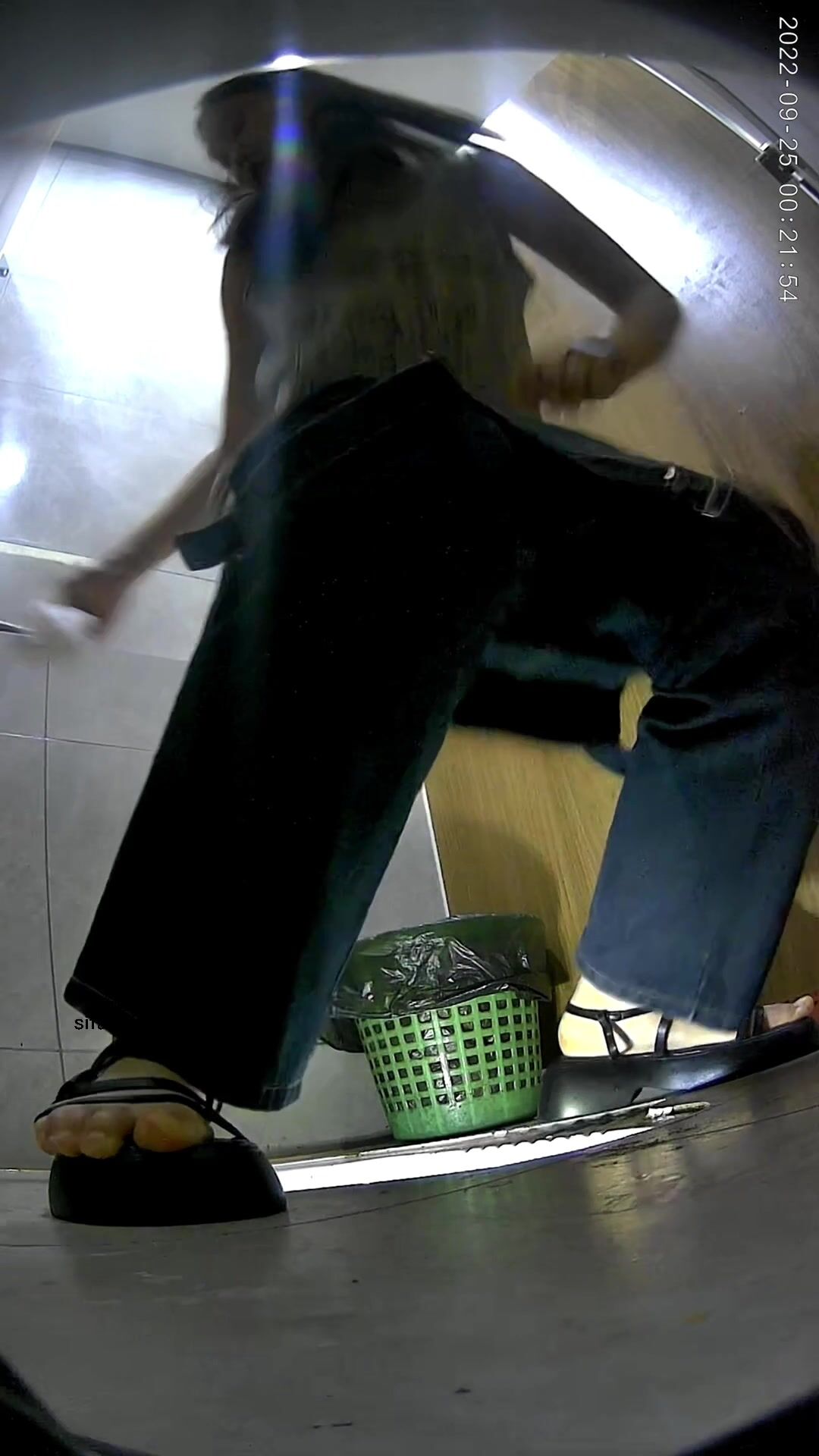 大神P夜店女厕带补光设备逼脸同框偸拍各种年轻小姐姐方便_ (1)