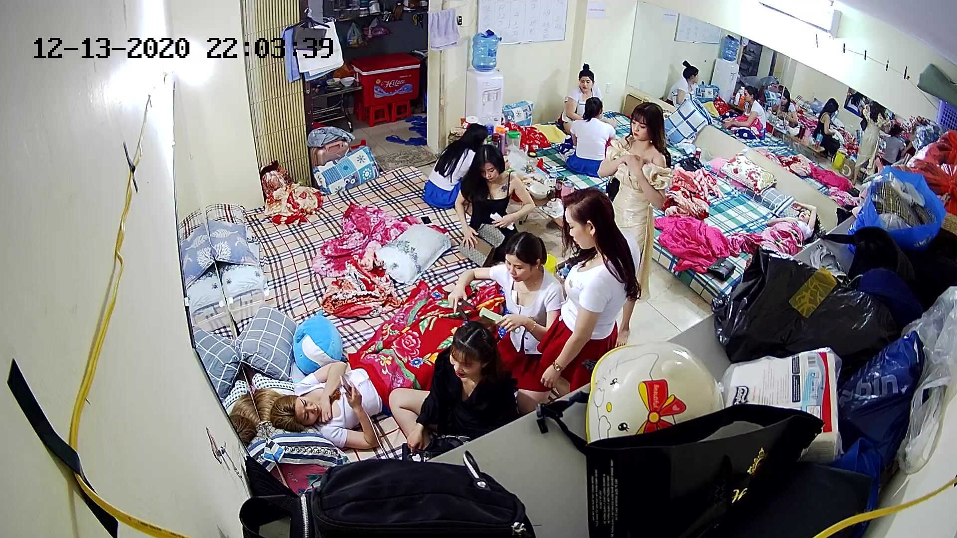 监控破解越南胡志明某大酒店的女生宿舍全是大美女干啥的都干-1