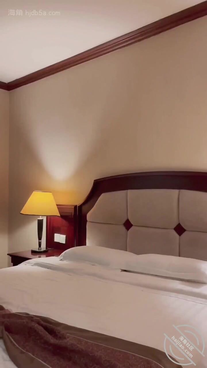 海角亂倫大神『瘋狂兄妹』熱銷新作->和妹妹第一次開房放飛自我 性瘾妹妹做愛太瘋狂 操慢都不行