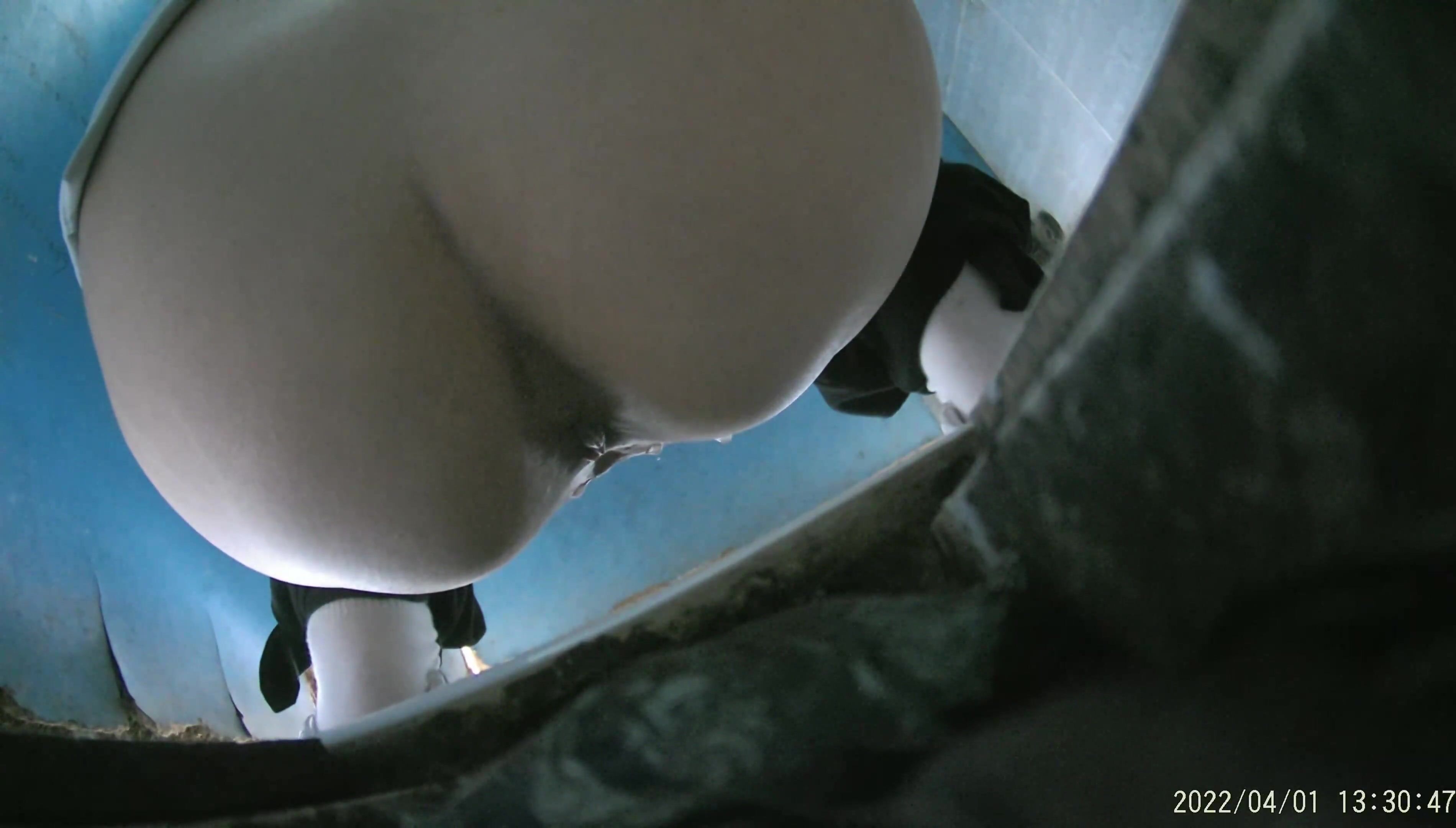 正版4K价值千元某厂职工女厕所全景偸拍各种美女小姐姐方便~销魂菊花~看脸看双洞超多大屁股_ (24)