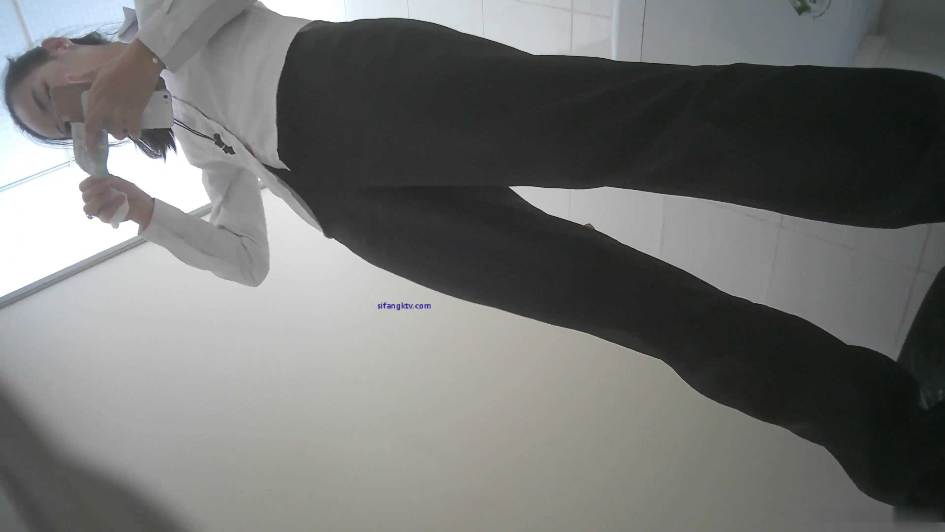 办公楼女厕全景偷拍美女御姐保养的还不错的大肥鲍