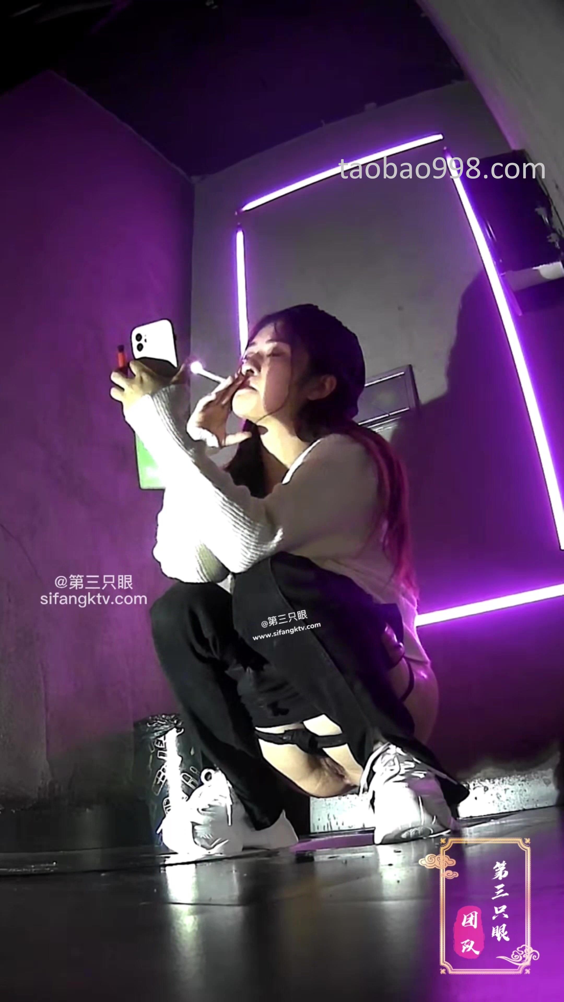 酒吧女厕偷拍可爱嫩妹 边吸烟边聊天加上尿尿