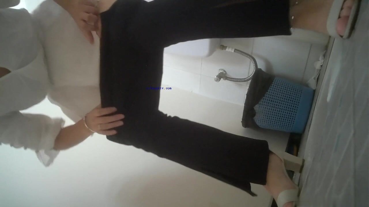 科技楼蹲守白衣黑裤肉肉的少妇 白臀肥逼两片肉唇两边分