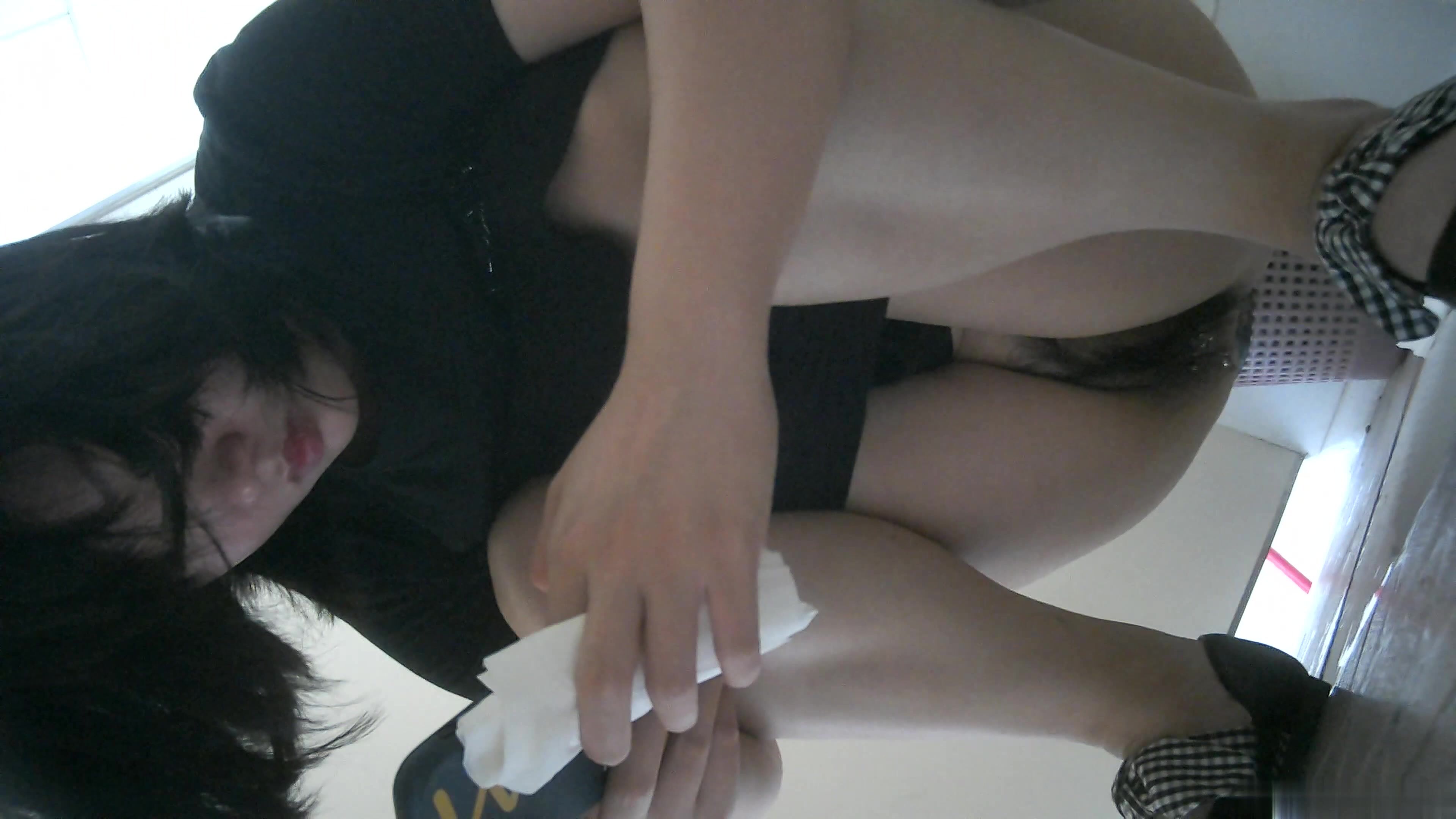 办公楼女厕全景偷拍高颜值莎网裙大美女边玩手机边嘘嘘