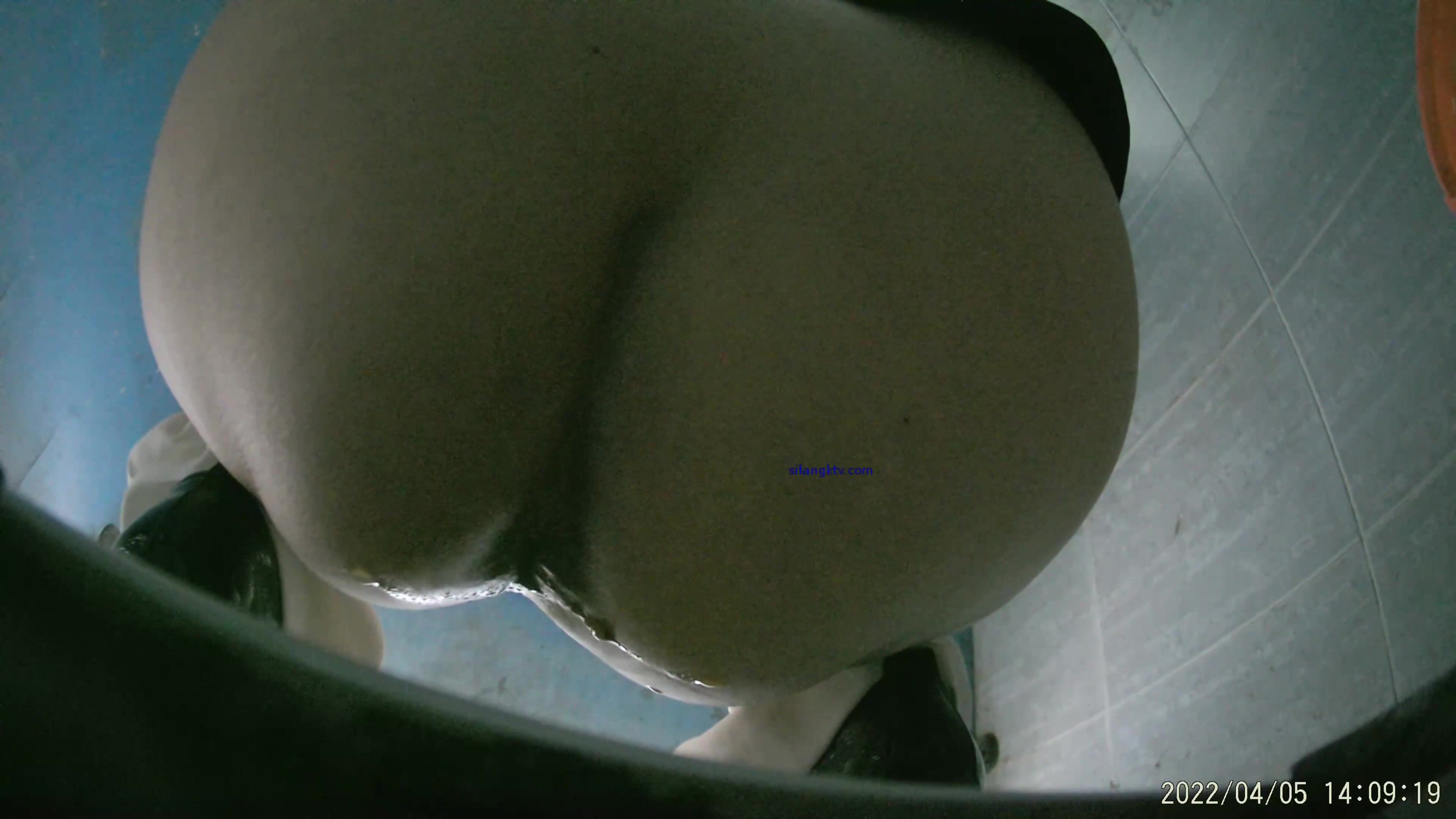 原版4K某工厂职工女厕所全景正点位置偸拍各种美女小姐姐方便~销魂菊花~看脸看双洞超多大屁股_ (19)