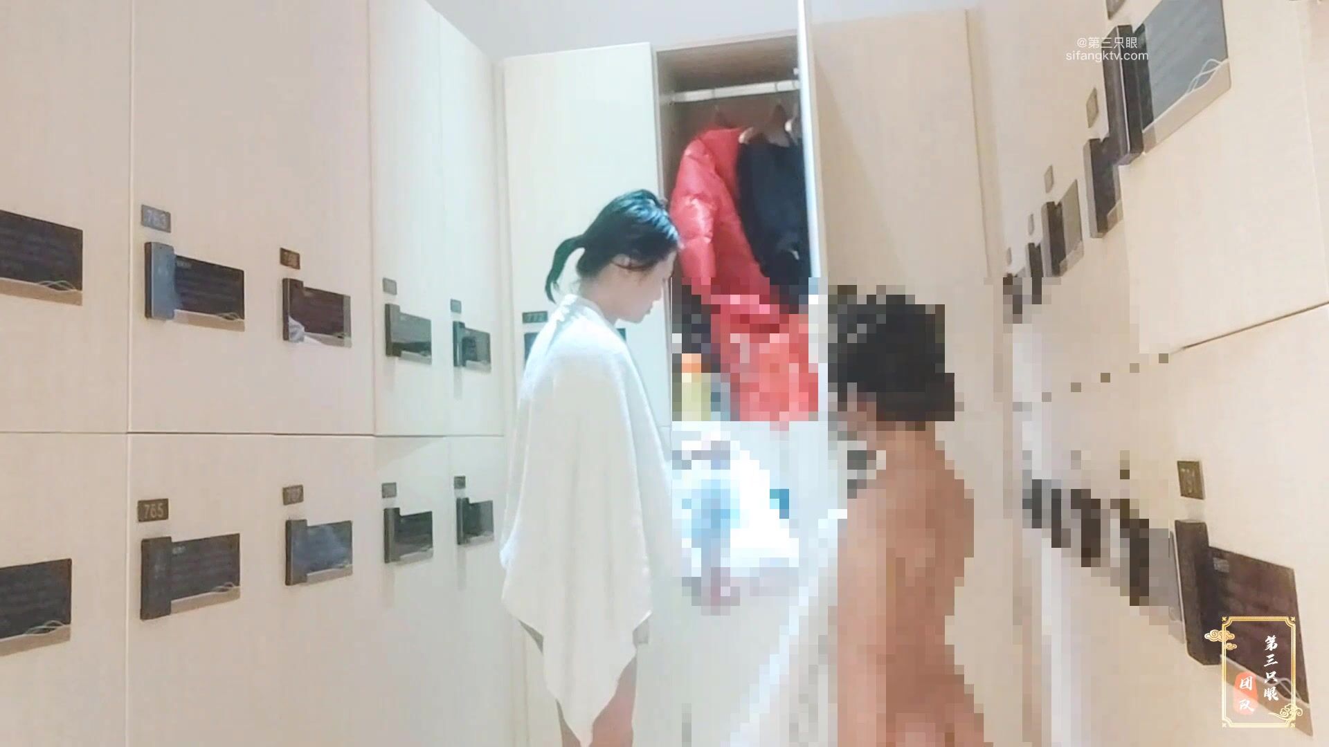 八月最新流出偷拍大神 第三只眼绝版未流出过作品【年终 巨献】潜入温泉会所更衣室偷拍几个颜值不错的美女少妇