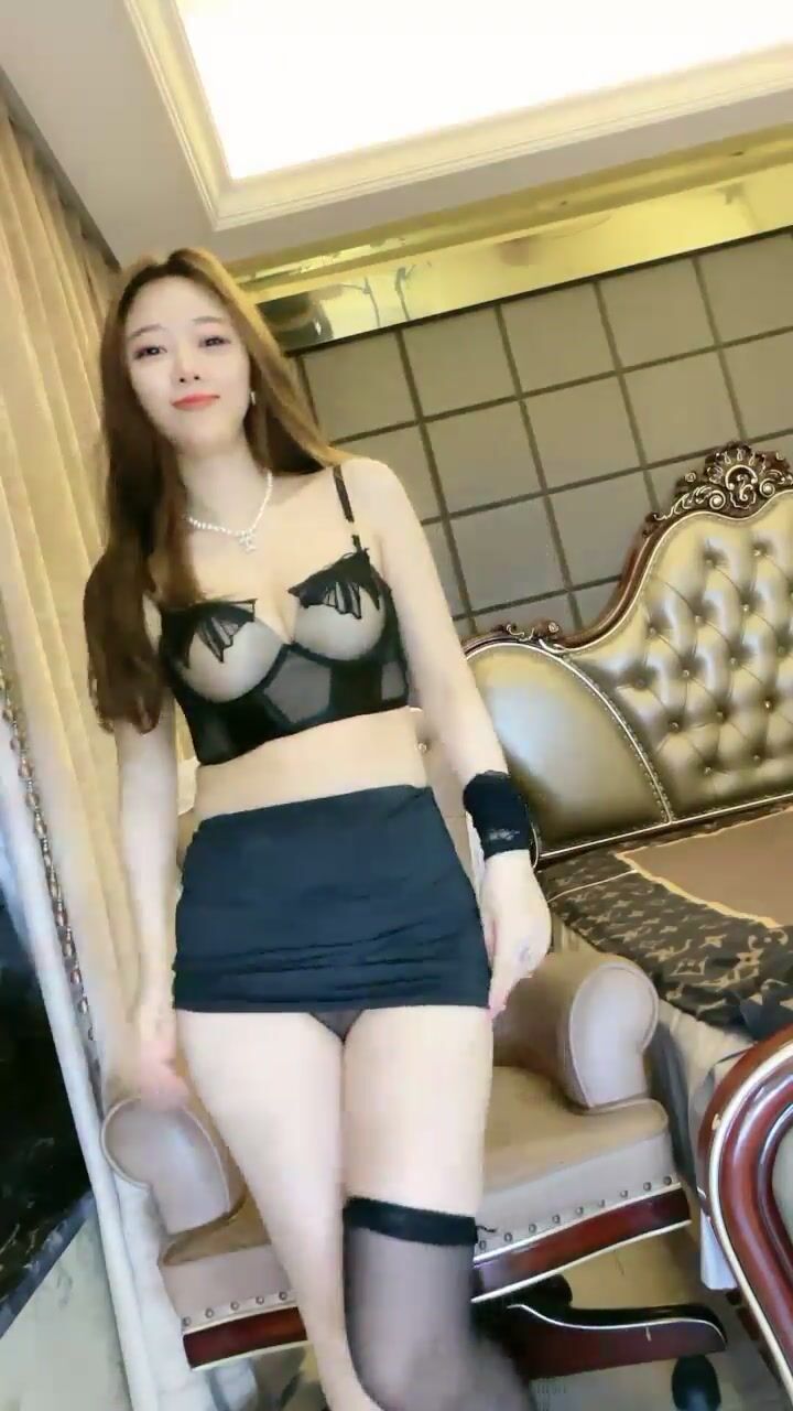 美腿漂亮妹子【南城婠】下海也几个月了，终于第一次被操，观赏性极强，长得好看又骚，跳舞骚死了，被狠操 表情很酸爽1