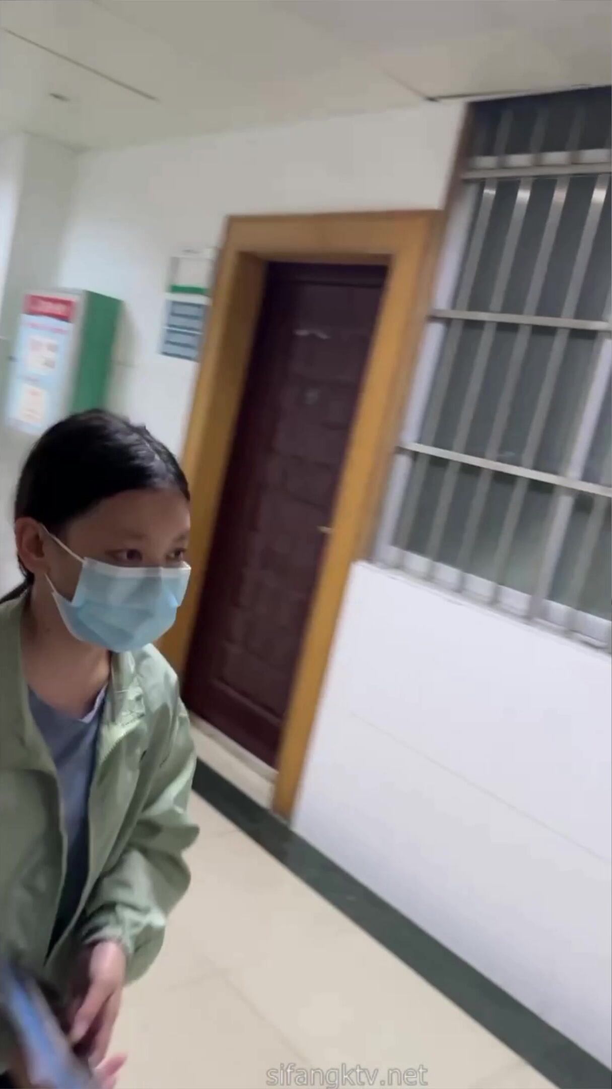 闯拍！难得一遇的极品白虎小嫩穴，看着这么嫩的妹子直流口水