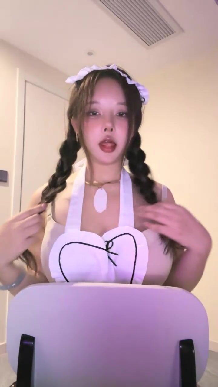 极品尤物网红女神！丰乳肥臀爆炸身材！眼镜女仆装，性感开档丝袜，翘起美臀露肥穴，自摸骚穴跳蛋自慰