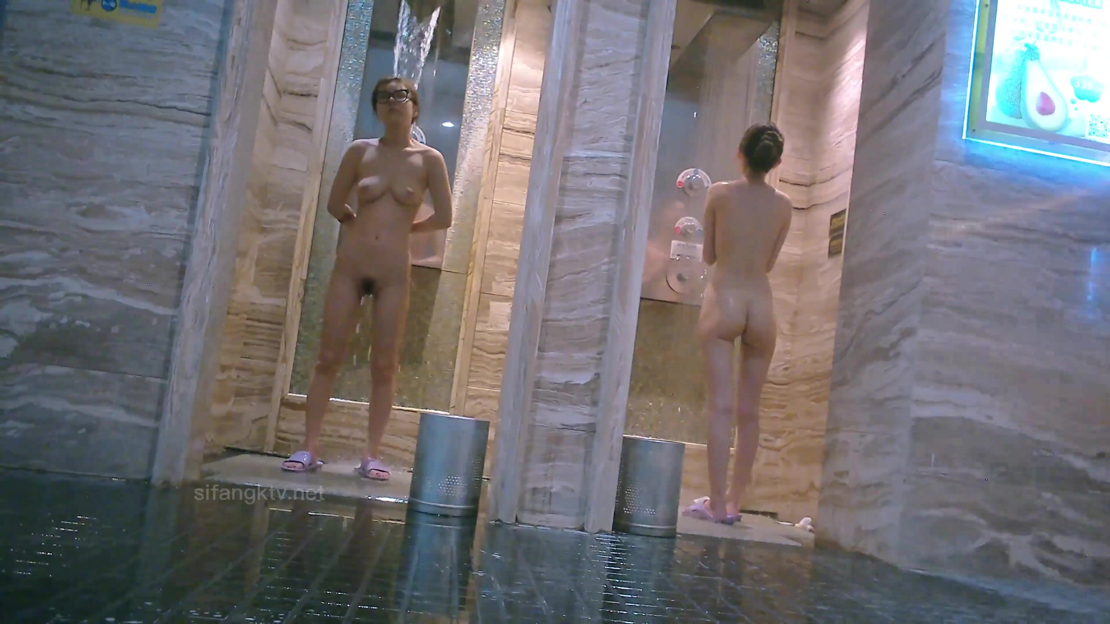 大众澡堂子偷窥闺蜜二人组皮肤白嫩小荷才露尖尖角的奶子嫩的出水