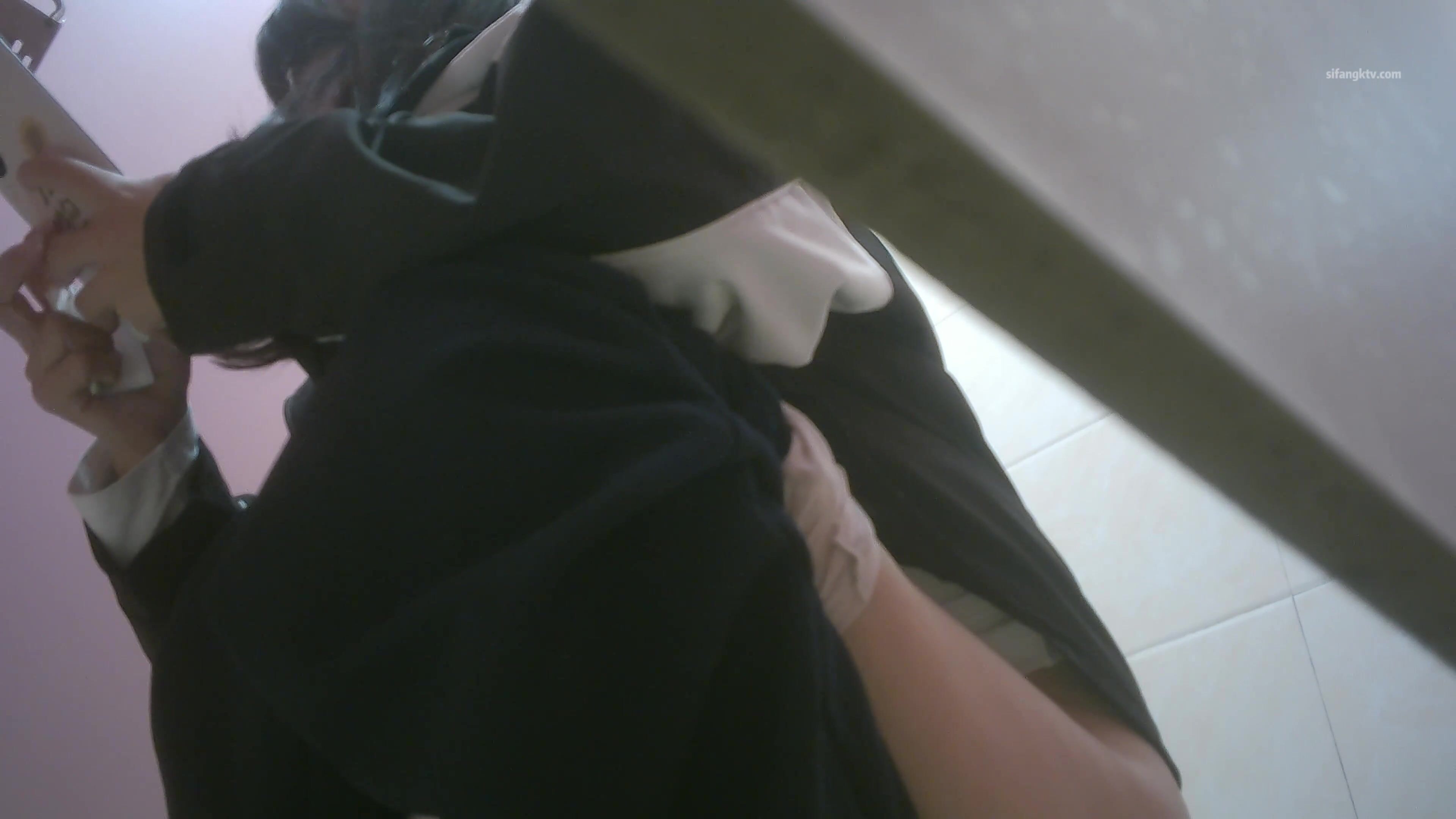 国内某服装城大神藏匿女厕隔板缝中连续偸拍多位小姐姐方便 拍完前在拍后妹子没拿纸尿完不停抖屁股_ (1)