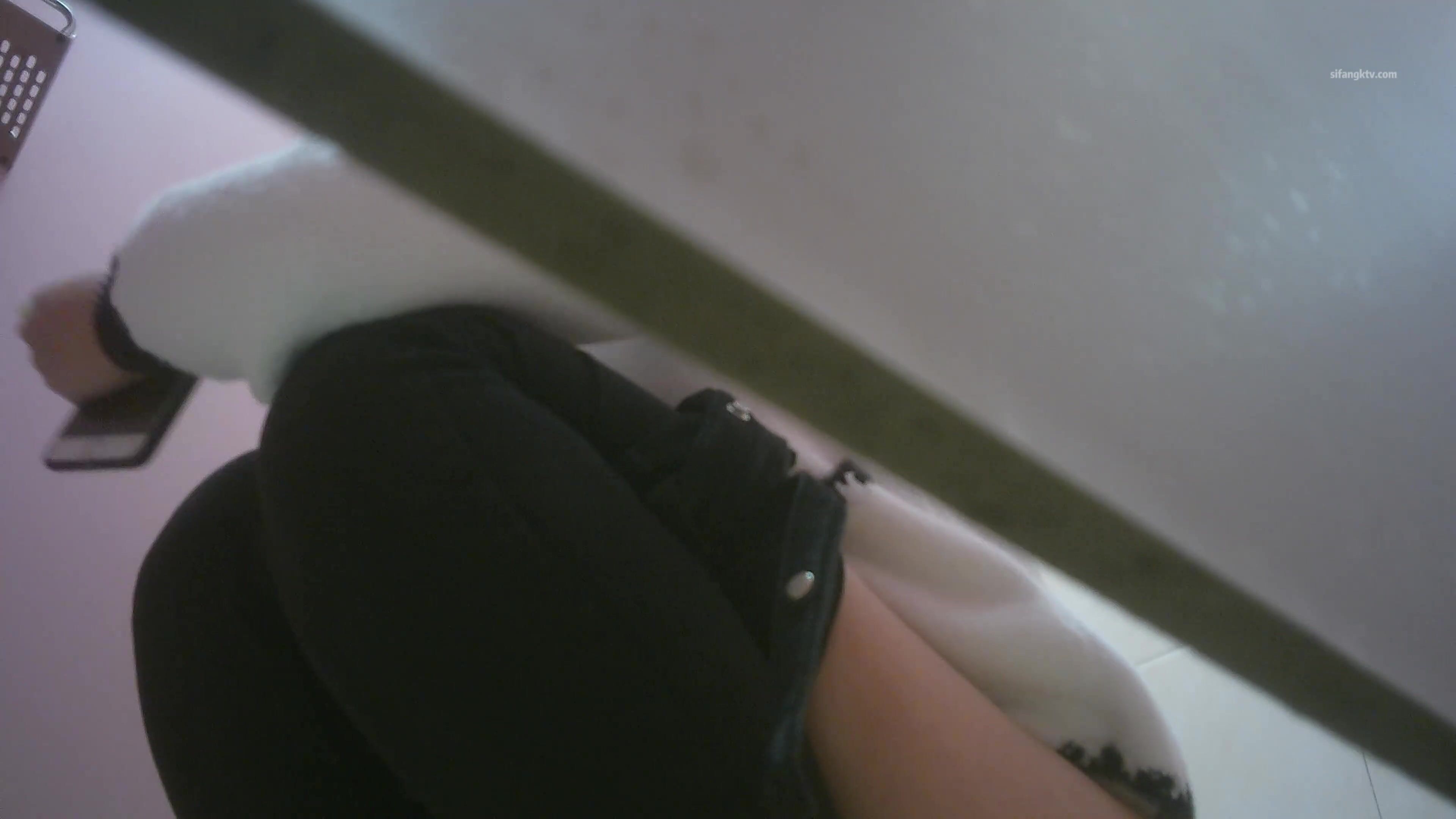 国内某服装城大神藏匿女厕隔板缝中连续偸拍多位小姐姐方便 拍完前在拍后妹子没拿纸尿完不停抖屁股_ (16)