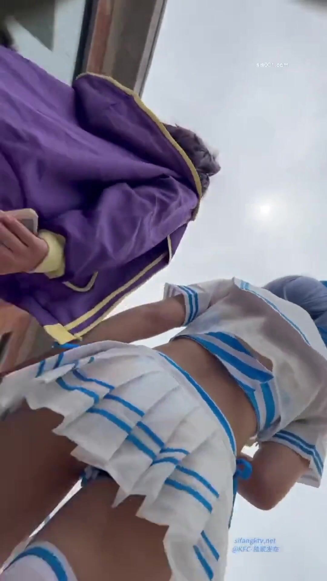 跟随偷窥漂亮cos小姐姐 好可爱的美眉 小内内卡着小屁屁 看着好诱惑