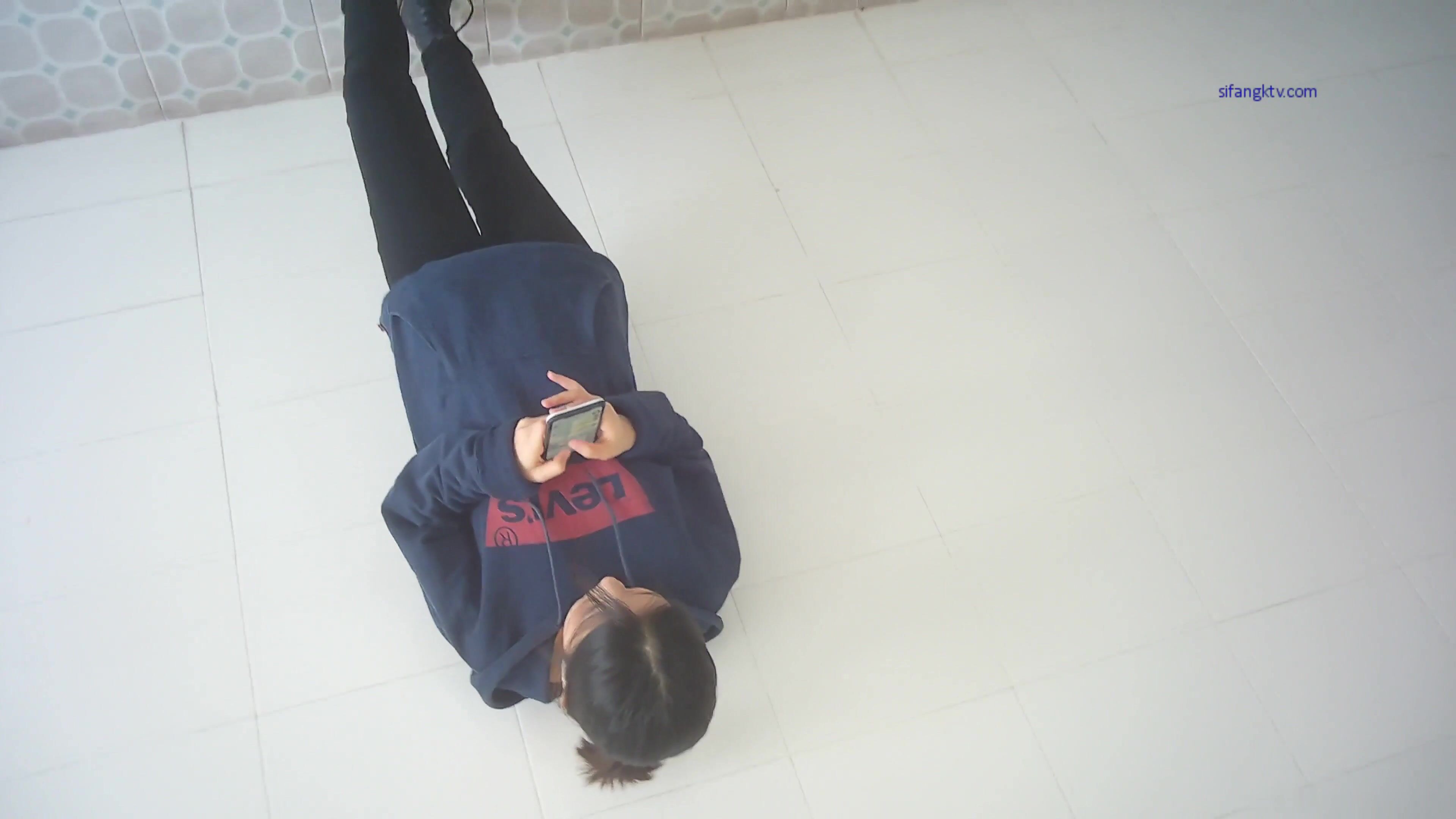 单位女厕全景偷拍美女实习生的多毛大黑鲍