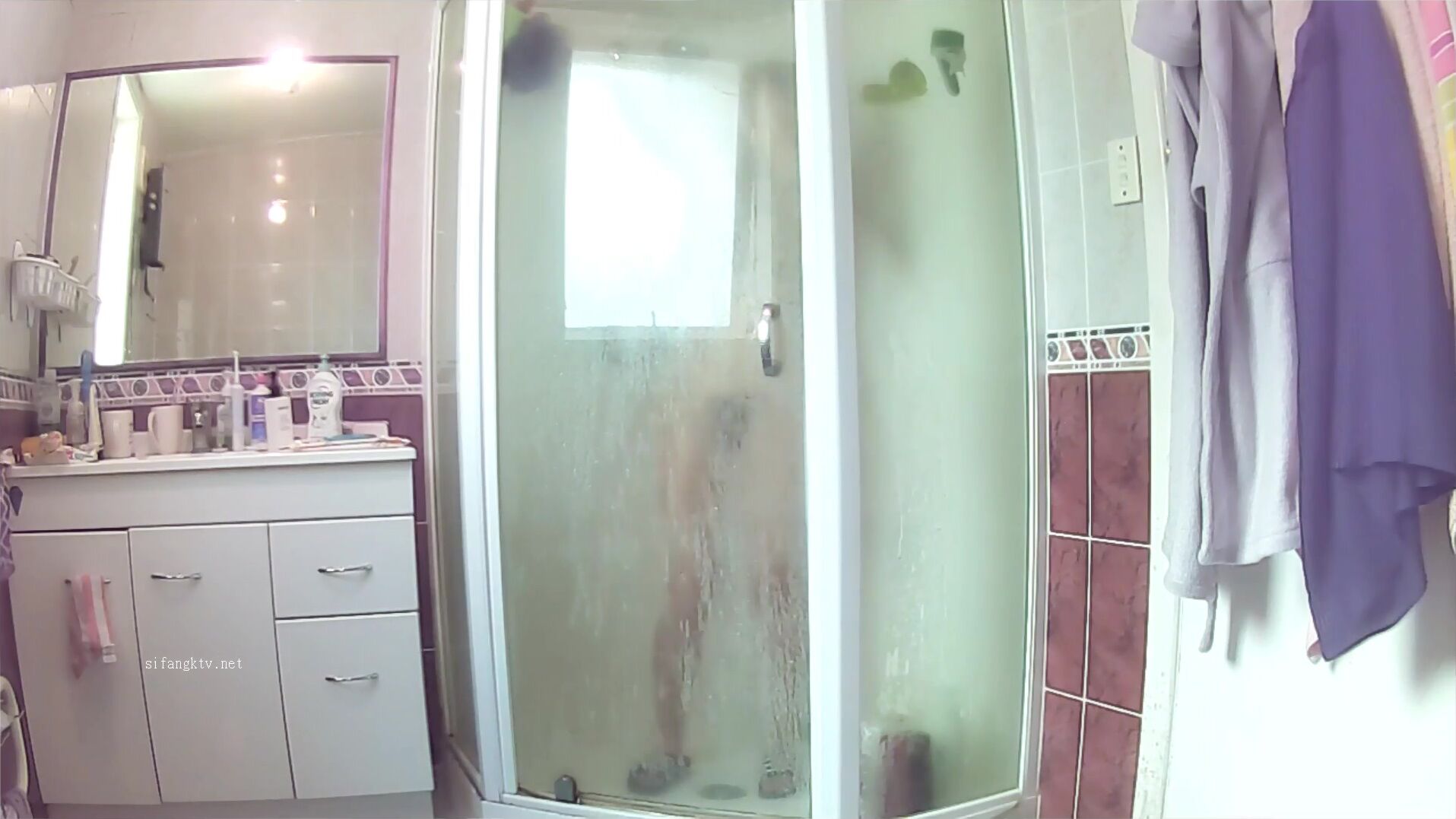 新来的女神级房客日常洗澡换卫生巾皮肤好白  下面毛毛浓密性感